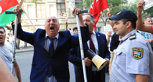 Участник акции протеста перед офисом Евросоюза. Фото Азиза Каримова для "Кавказского узла"