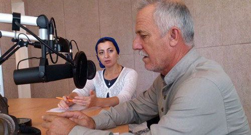Член ИК ЧР Солижан Эльсункаев даёт интервью корреспонденту радио «Грозный». Фото: http://www.chechen.izbirkom.ru/