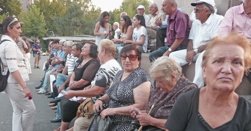 Участники акции "Нет грабежу" в Ереване. 11 сентября 2015 г. Фото Армине Мартиросян для "Кавказского узла"