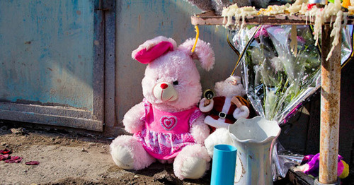 Игрушки и цветы возле ворот семьи Аветисянов. Гюмри, 20 января 2015 г. Фото Нарека Тумасяна для "Кавказского узла"