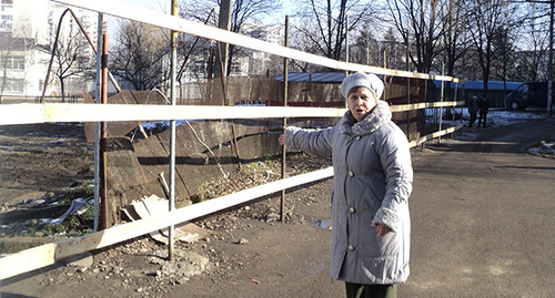 Жительница улицы 2-й Таманской дивизии во время митинга против незаконной постройки. Нальчик, 15 января 2015 г. Фото Людмилы Маратовой для "Кавказского узла"
