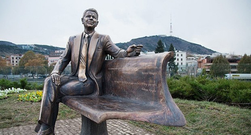 Памятник 40-го президента США Рональда Рейгана в Тбилиси. Фото: http://sputnik-georgia.ru/photo/20111123/214350795.html