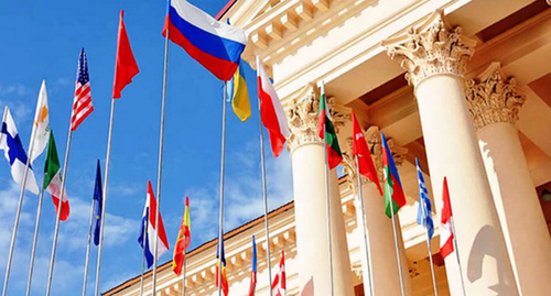 Флаги участников инвестиционного форума "Сочи-2015". Фото: http://www.yuga.ru/