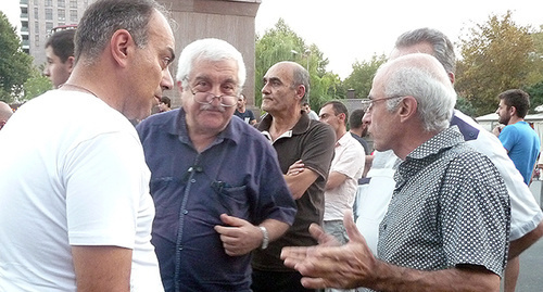 Участники митинга обсуждают ситуацию энергосферы Армении, сентябрь 2015. Фото Армине Мартиросян для "Кавказского узла"