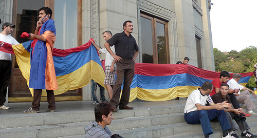 Инициативная группа "Нет грабежу!" готовится к митингу на площади Свободы. Фото Армине Мартиросян для "Кавказского узла"