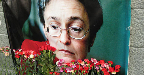 Цветы возле портрета Анны Политковской. Фото корреспондента "Кавказского узла"