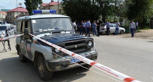 Автомобиль МВД Дагестана на месте преступления. Фото: http://ikunak.ru/news/2011/9/27/119423
