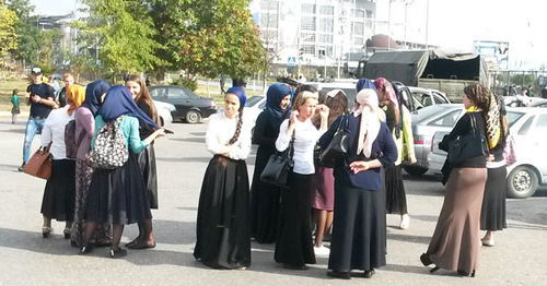 Сбор участников мероприятий у территории стадиона "Ахмат", 7 октября 2015 года. Фото корреспондента "Кавказского узла"
