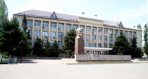 Здание администрации Избербаша. Фото: http://www.izberbash.ucoz.ru/photo/nash_izberbash/3-2-0