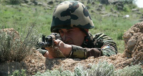 Солдат на передовой позиции. Фото: http://nkr-news.com/ao-nkr-presekla-aktivnost-vs-azerbajj/