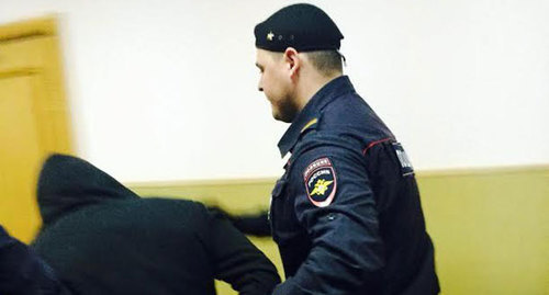 Конвоирование обвиняемого по делу об убийстве Б. Немцова. Фото Юлии Буславской для "Кавказского узла"