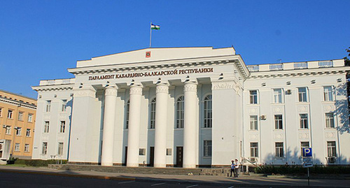 Здание парламента КБР. Фото: http://pda.fedpress.ru/news/elections/elections_parties/1396518698-kabardino-balkariya-otkazalas-ot-pryamykh-vyborov-glavy-respubliki