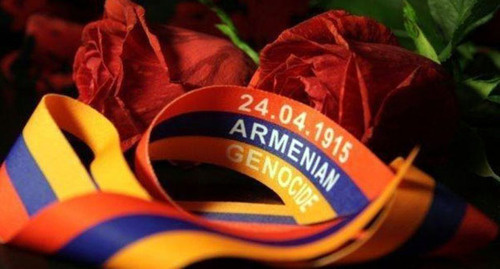 Дата 24.04.1915 на ленте с цветами армянского флага. Фото:  http://www.yerkramas.org/ru/tag/32/Turciya/723