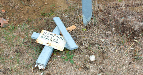 Сломанный крест на мемориальном кладбище в Махачкале. 7 октября 2015 г. Фото Патимат Махмудовой для "Кавказского узла"