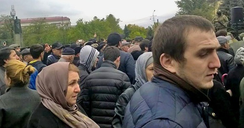 Жители Буйнакска на оцепленной силовиками площади. Буйнакск, 16 октября 2015 года. Фото Шамиля Магомедова для "Кавказского узла"
