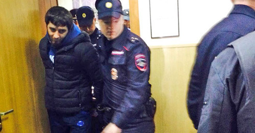 Заура Дадаева выводят из зала суда. Москва, 23 апреля 2015 г. Фото Юлии Буславской для "Кавказского узла"