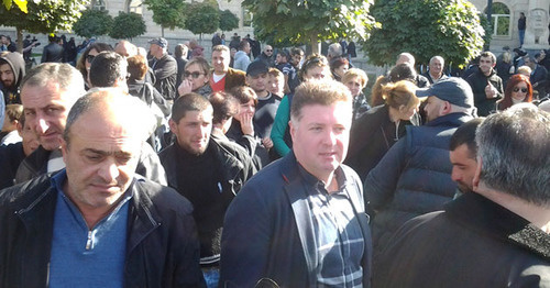 Участники акции протеста возле здания Тбилисского городского суда. 19 октября 2015 г. Фото Беслана Кмузова для "Кавказского узла"