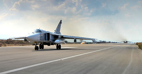 Российский боевой самолёт Су-24, базирующийся на авиабазе «Хмеймим» в Латакии, Сирия. Фото Mil.ru https://ru.wikipedia.org