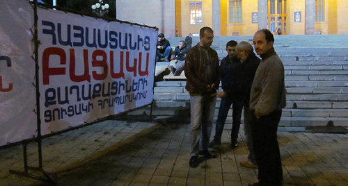 Активисты «Вставай, Армения!» перед зданием парламента. Фото Тиграна Петросяна для "Кавказского узла" 