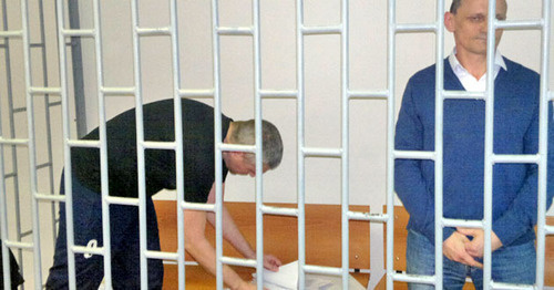 Николай Карпюк (справа) в зале суда. Грозный, 27 октября 2015 г. Фото Расула Магомедова