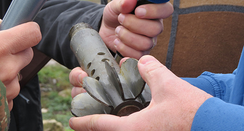 Снаряд в руках представителя МГ ОБСЕ на линии соприкосновения. Фото Алвард Григорян для "Кавказского узла" 