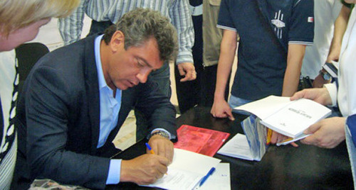 Борис Немцов подписывает свои доклады избирателям. Сочи, март 2009 г. Фото Светланы Кравченко для "Кавказского узла"