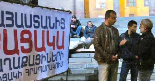 Активисты "Вставай Армения!" во время пикета напротив парламента Армении. Ереван, 27 октября 2015 г. Фото Тиграна Петросяна для "Кавказского узла"