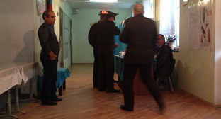 Первыми на избирательный участок пришли военнослужащие. Участок №25 12-го Гарадаг-Бинагади-Ясамальского округа. Баку, 1 ноября 2015 года. Фото Фаика Меджида для "Кавказского узла".