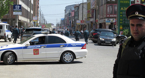 Автомобиль полиции на улице города. Фото: http://inetnews.net/policiya-maxachkaly-likvidirovala-prestupnika-i-zaderzhala-eshhe-dvoix/