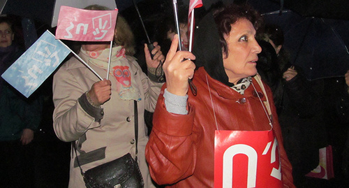 Участники митинга с плакатами и флажками с надписью "Нет!". Фото Тиграна Петросяна для "Кавказского узла"