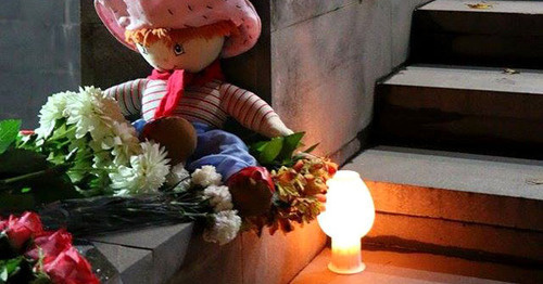 Жители Еревана несут цветы и мягкие игрушки к зданию российского посольства в Армении. 2 ноября 2015 г. Фото Инессы Саргсян для "Кавказского узла"