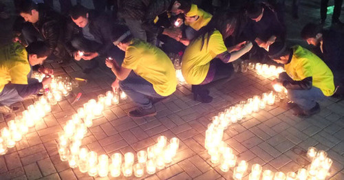 Участники акции зажгли на центральной площади Махачкалы 224 свечи, равных по количеству числу жертв авиакатастрофы. 3 ноября 2015 г. Фото Патимат Махмудовой для "Кавказского узла"