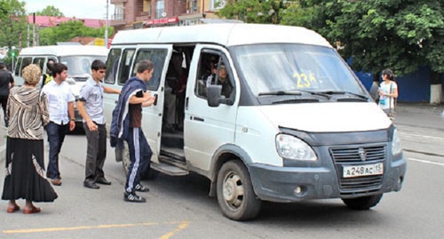 Маршрутные такси на улицах Владикавказа. Фото: Эммы Марзоевой для "Кавказского узла".
