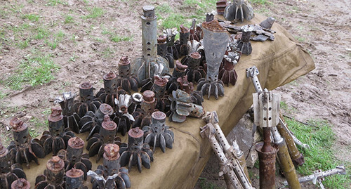 Разорвавшиеся снаряды на позициях армии  НКР. Фото Алвард Григорян для "Кавказского узла"