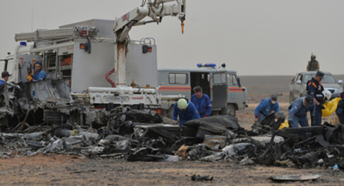 Обследование элементов фюзеляжа самолета A321 в Египте. Фото: http://www.mchs.gov.ru/