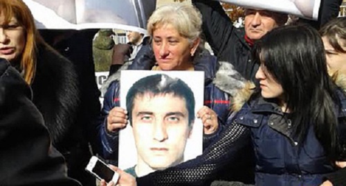 Женщина держит фотографию погибшего Владимира Цкаева. Фото: Эммы Марзоевой для "Кавказского узла".