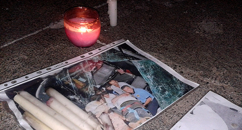 Свеча и фотографии в память о погибших в ДТП под Тулой. Фото Армине Мартиросян для "Кавказского узла"