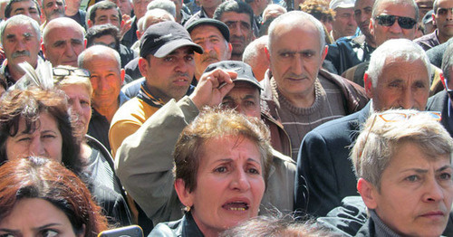Экс-сотрудники завода «Наирит» протестуют перед зданием правительства Армении. Ереван, 17 апреля 2015 г. Фото Тиграна Петросяна для "Кавказского узла"