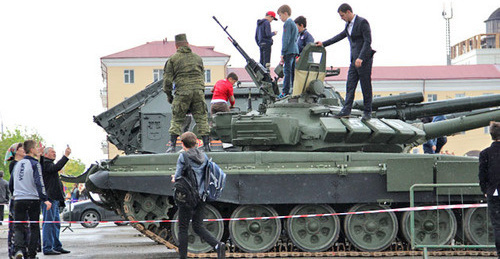 Военная техника на улицах Грозного. Фото Магомеда Магомедова для "Кавказского узла"