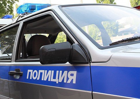 Надпись "Полиция" на борту автомобиля. Фото: http://www.livekuban.ru/news/proisshestviya/v-adygee-zloumyshlennik-ograbil-yuvelirnyy-magazin/