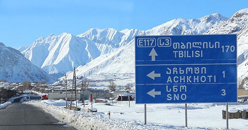 Путевой указатель на Военно-Грузинской дороге. Фото Ахмеда Альдебирова для "Кавказского узла"