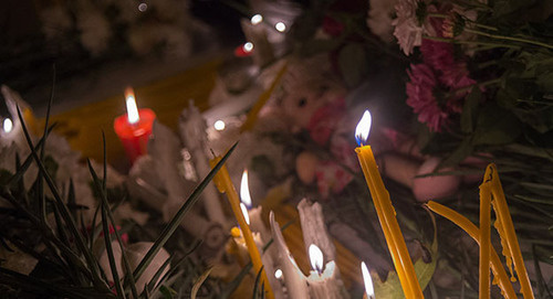 Заженные свечи в память о погибших во время теракта. Фото: Sputnik/ Асатур Есаянц, http://sputnikarmenia.ru/world/20151116/1110578.html