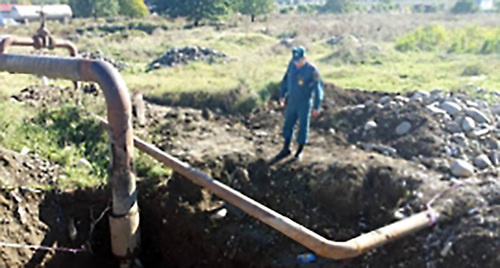 СОтрудеик МЧс на месте аварии газопровода. Фото: http://05.mchs.gov.ru/operationalpage/operational/item/3022099/