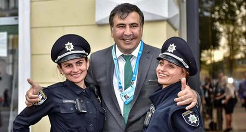 Михаил Саакашвили и женщины-полицейские. Фото: личная страница fb, https://www.facebook.com/SaakashviliMikheil/photos_stream
