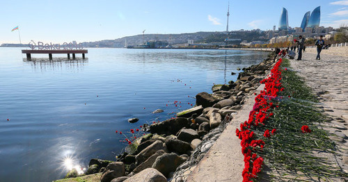 Красные гвоздики на берегу моря в память о погибших на нефтяной платформе. Баку, 6 декабря 2015 г. Фото Азиза Каримова для "Кавказского узла"