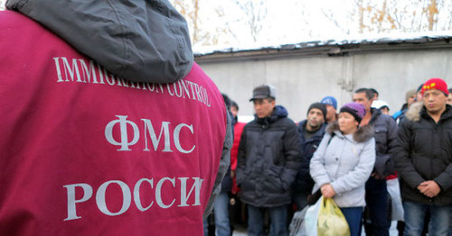 Сотрудник миграционной службы. Фото http://ufms-ural.ru/news/view/442/