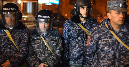 Сотрудники полиции во время митинга. Ереван, декабрь 2015 г. Фото http://www.panarmenian.net/