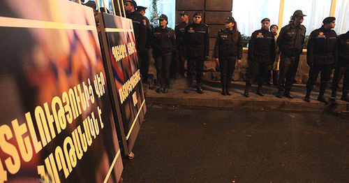 Сотрудники полиции во время митинга. Ереван, декабрь 2015 г. Фото http://www.panarmenian.net/m/rus/photoset/8537