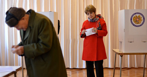 На одном из избирательных участков во время референдума. Армения 6 декабря 2015 г. Фото www.panarmenian.net