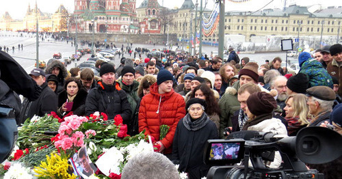На месте убийства Бориса Немцова. Москва, 1 марта 2015 г. Фото: putnik https://ru.wikipedia.org/